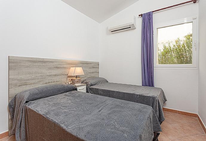 Twin bedroom with A/C . - Villa Casa Xaloc . (Galerie de photos) }}