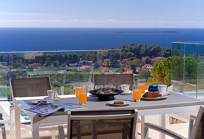 Outdoor dining area . - Villa Lassi Illios . (Fotogalerie) }}