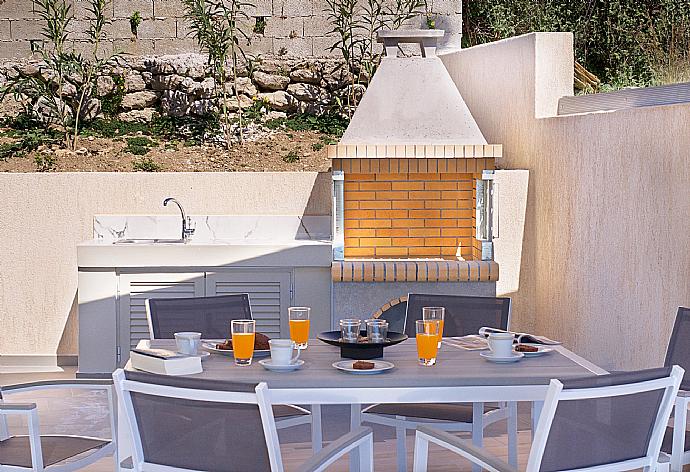 Outdoor dining area with BBQ . - Villa Lassi Illios . (Fotogalerie) }}