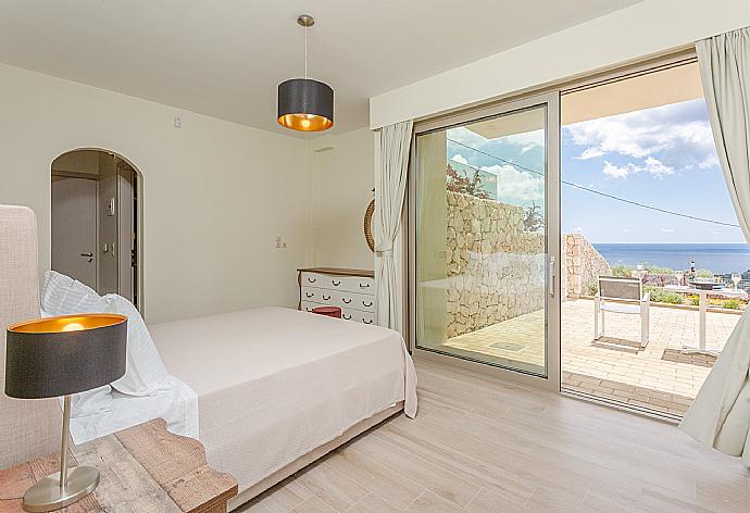 Double bedroom with en suite bathroom, A/C, and terrace access with sea views . - Villa Lassi Illios . (Галерея фотографий) }}