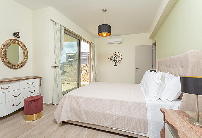 Double bedroom with en suite bathroom, A/C, and terrace access with sea views . - Villa Lassi Illios . (Galería de imágenes) }}