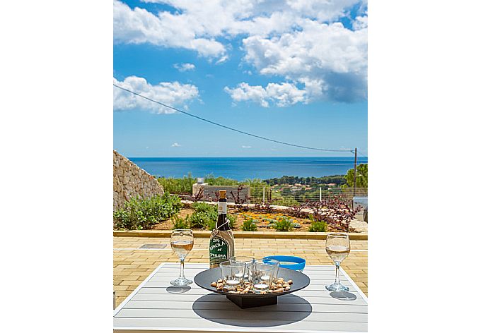 Terrace . - Villa Lassi Illios . (Photo Gallery) }}