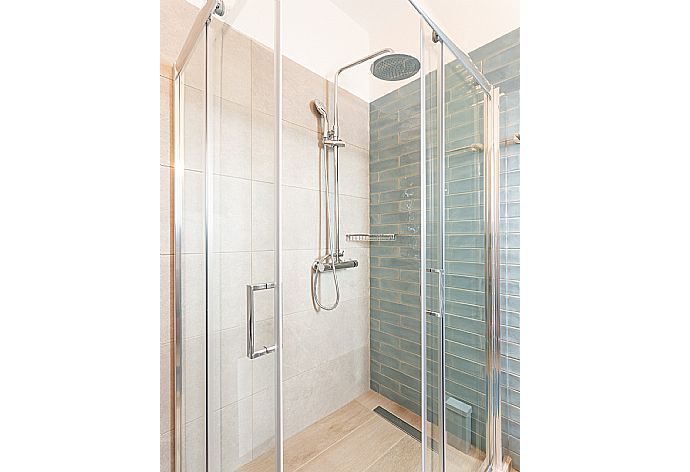 En suite bathroom with shower . - Villa Lassi Illios . (Galerie de photos) }}