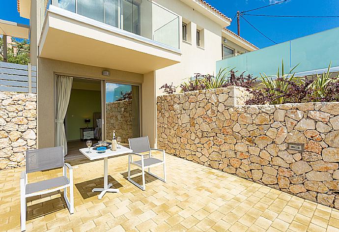 Terrace . - Villa Lassi Illios . (Photo Gallery) }}