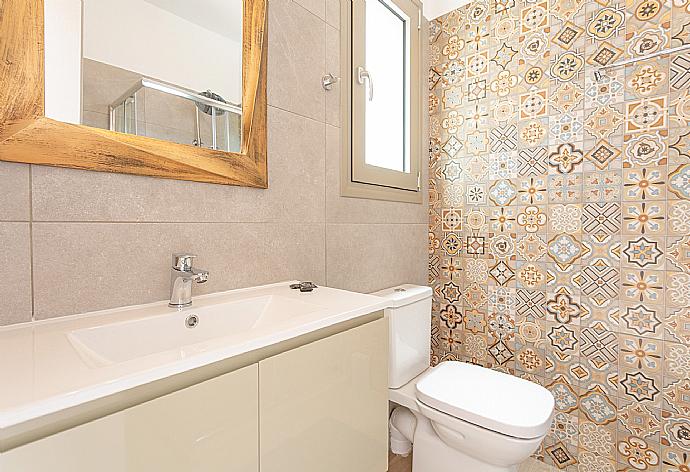 En suite bathroom with shower . - Villa Lassi Illios . (Galleria fotografica) }}