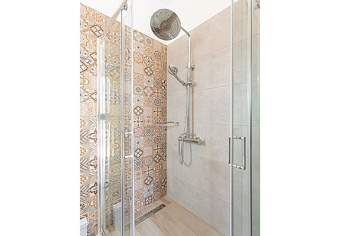 En suite bathroom with shower . - Villa Lassi Illios . (Galleria fotografica) }}