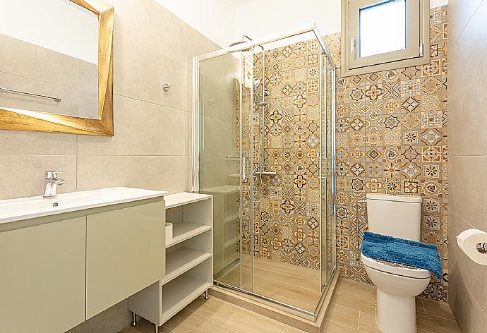 En suite bathroom with shower . - Villa Lassi Illios . (Галерея фотографий) }}