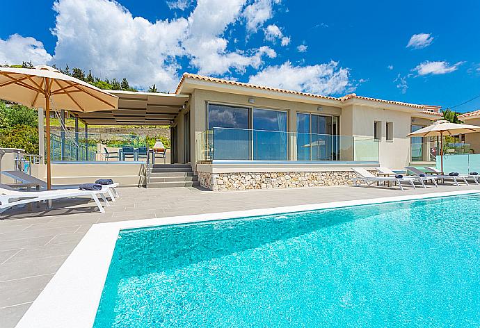 ,Beautiful villa with private infinity pool and terrace with panoramic sea views  . - Villa Lassi Fos . (Галерея фотографий) }}