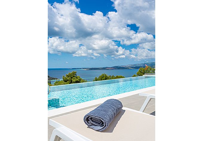 Private infinity pool and terrace with panoramic sea views . - Villa Lassi Fos . (Fotogalerie) }}