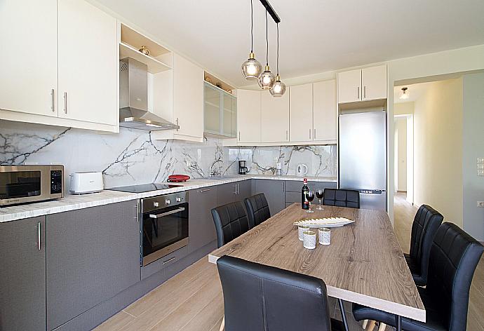 Equipped kitchen with dining area . - Villa Lassi Fos . (Photo Gallery) }}