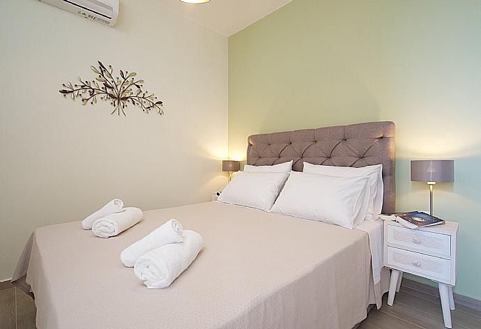 Air conditioned double bedroom with terrace access and beautiful view . - Villa Lassi Fos . (Galería de imágenes) }}