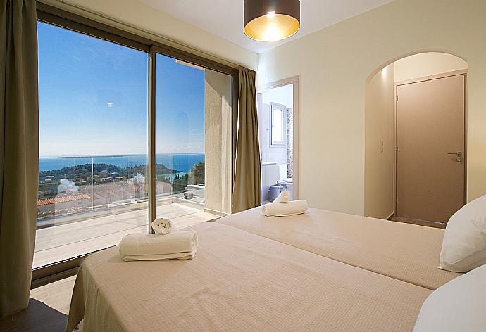 Twin  bedroom with en suit bathroom and beautiful view . - Villa Lassi Fos . (Galerie de photos) }}