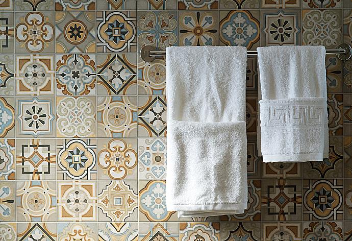 Bathroom with shower . - Villa Lassi Fos . (Galleria fotografica) }}