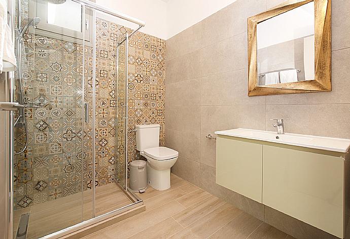 Bathroom with shower . - Villa Lassi Fos . (Photo Gallery) }}