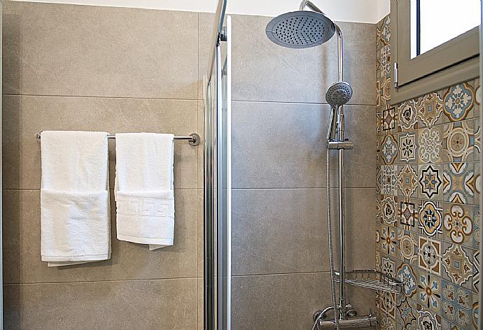 Bathroom with shower . - Villa Lassi Fos . (Galerie de photos) }}