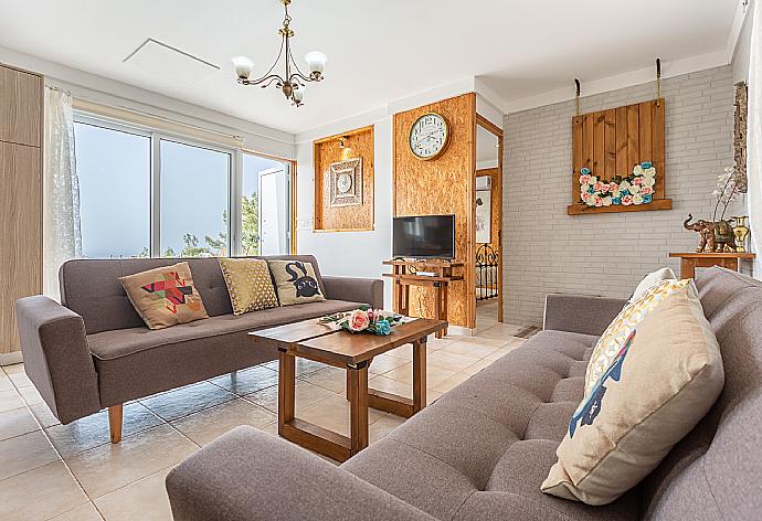 Open-plan living room with sofas, dining area, kitchen, A/C, WIFi internet, satellite TV, and sea views . - Villa Paradiso Sunset . (Fotogalerie) }}