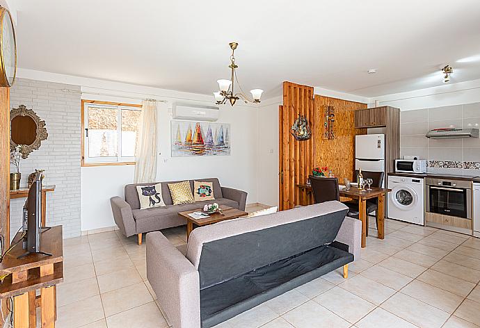 Open-plan living room with sofas, dining area, kitchen, A/C, WIFi internet, satellite TV, and sea views . - Villa Paradiso Sunset . (Fotogalerie) }}