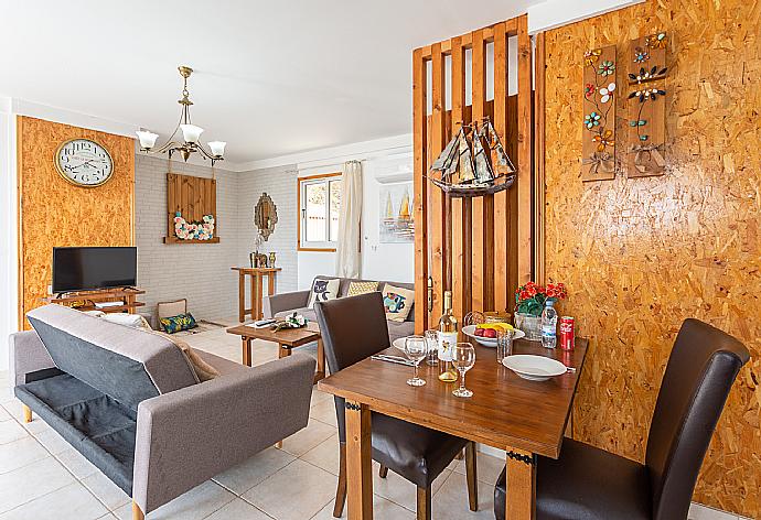 Open-plan living room with sofas, dining area, kitchen, A/C, WIFi internet, satellite TV, and sea views . - Villa Paradiso Sunset . (Fotogalerie) }}