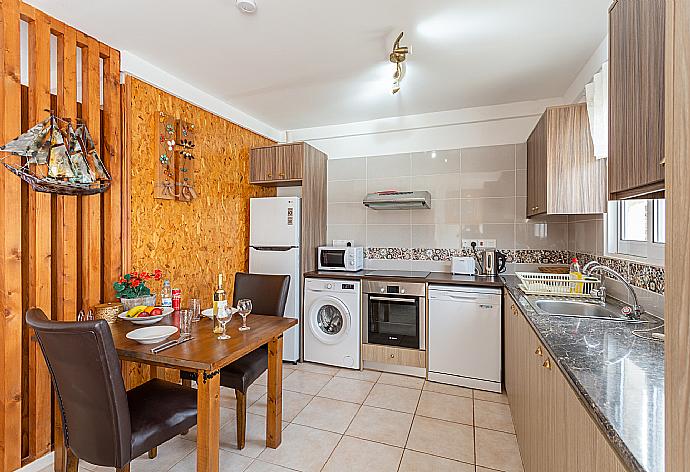 Equipped kitchen . - Villa Paradiso Sunset . (Fotogalerie) }}