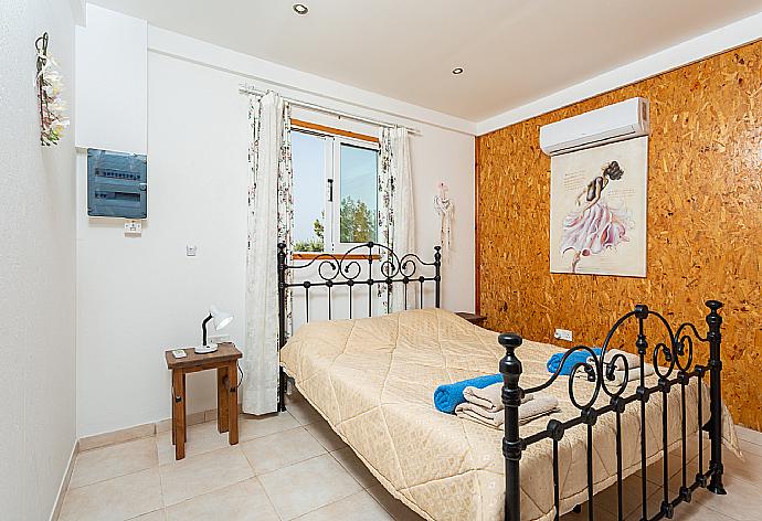 Double bedroom with en suite bathroom and A/C . - Villa Paradiso Sunset . (Photo Gallery) }}