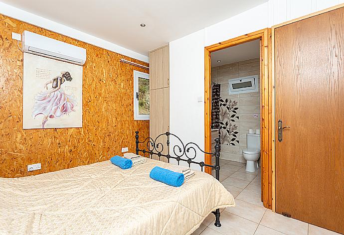 Double bedroom with en suite bathroom and A/C . - Villa Paradiso Sunset . (Galerie de photos) }}