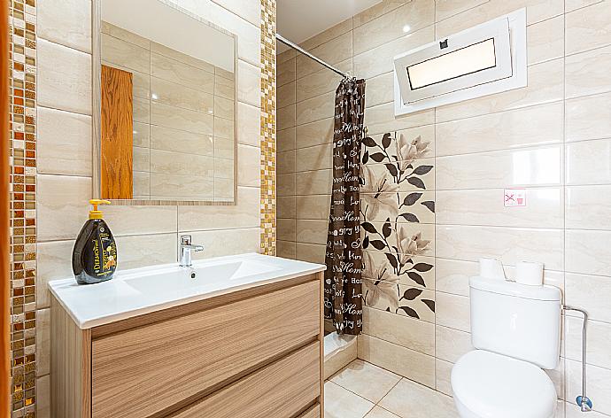 En suite bathroom with shower . - Villa Paradiso Sunset . (Photo Gallery) }}