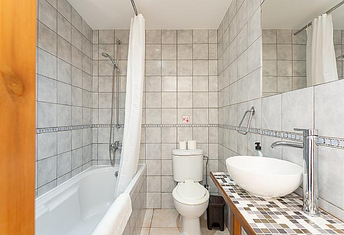 Family bathroom with bath and shower . - Villa Paradiso Sunset . (Fotogalerie) }}