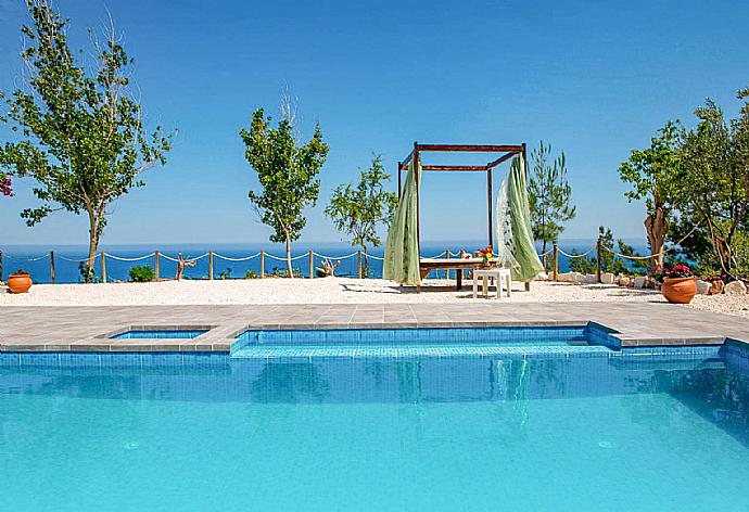 Private pool and terrace . - Villa Paradiso Sunset . (Galerie de photos) }}