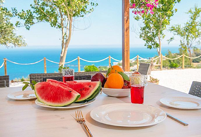 Sheltered terrace with sea views . - Villa Paradiso Sunset . (Galería de imágenes) }}