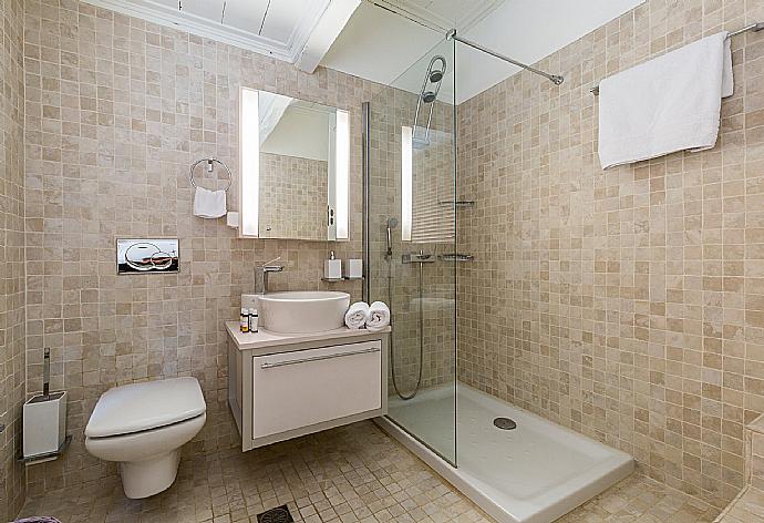 Bathroom with shower . - Villa Pelago . (Galerie de photos) }}