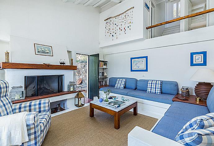 Beautiful living room with outdoor access . - Villa Pelago . (Fotogalerie) }}