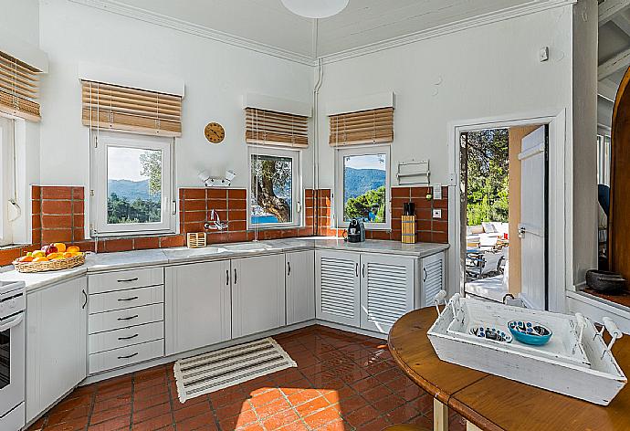 Equipped kitchen with dining area  . - Villa Pelago . (Photo Gallery) }}