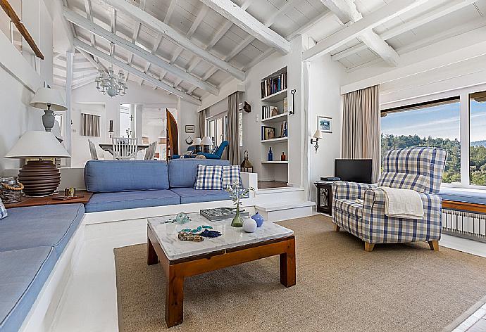 Beautiful living room with outdoor access . - Villa Pelago . (Galerie de photos) }}