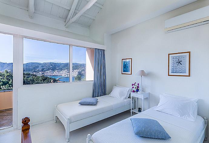 Twin bedroom with terrace access . - Villa Pelago . (Галерея фотографий) }}