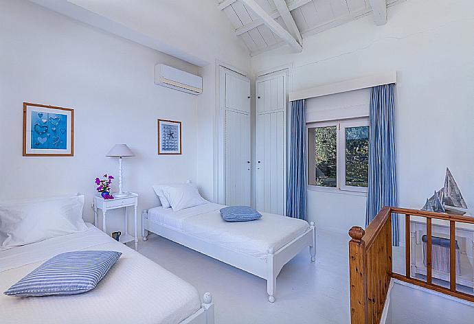 Twin bedroom  . - Villa Pelago . (Fotogalerie) }}