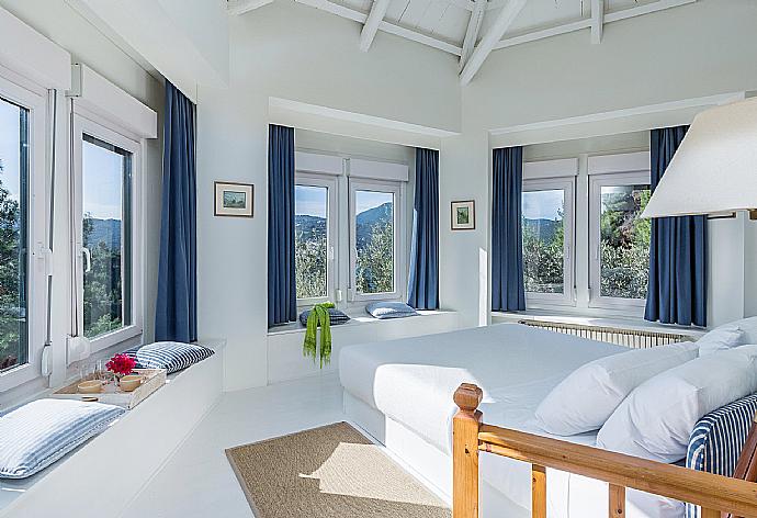 Double bedroom  . - Villa Pelago . (Photo Gallery) }}