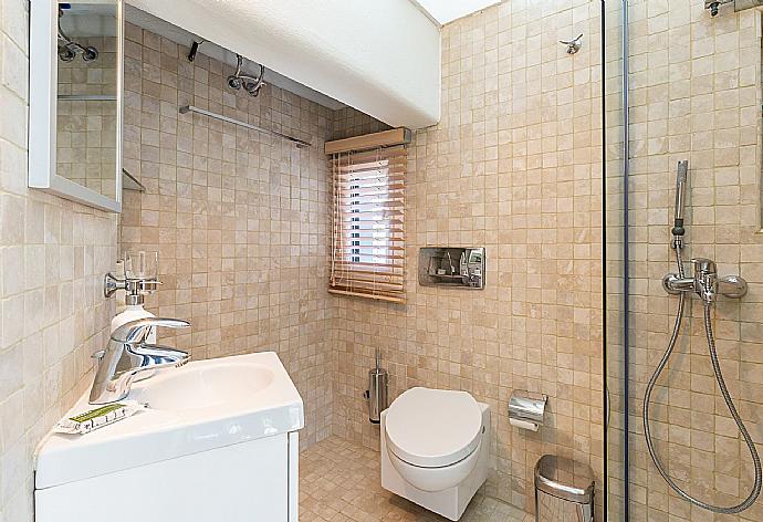 Bathroom with shower  . - Villa Pelago . (Galería de imágenes) }}