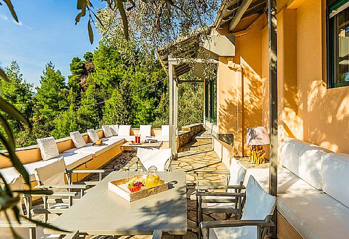 Outdoor lounge area with beautiful view  . - Villa Pelago . (Galerie de photos) }}