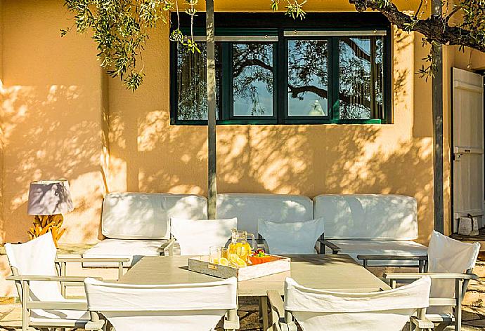 Outdoor lounge and dining area . - Villa Pelago . (Galerie de photos) }}