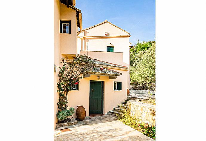 Entrance of the villa  . - Villa Pelago . (Fotogalerie) }}