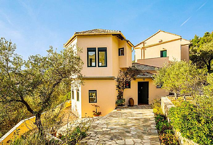 Entrance to the villa . - Villa Pelago . (Fotogalerie) }}