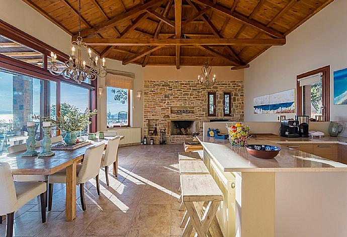 Kitchen with dining area  . - Villa Diona . (Galerie de photos) }}