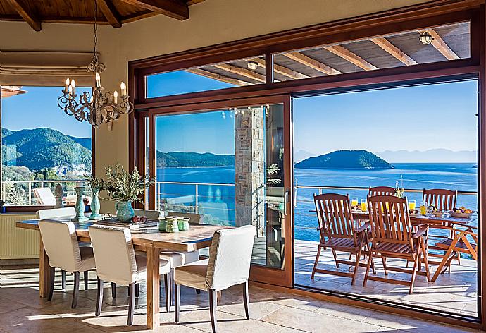 Dining area with terrace access . - Villa Diona . (Fotogalerie) }}