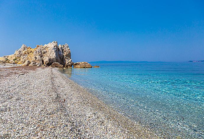 Local beach - only a 5 minute walk from Villa Diona . - Villa Diona . (Fotogalerie) }}