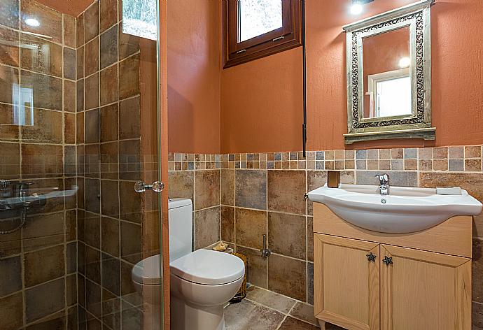 Bathroom with shower . - Villa Diona . (Fotogalerie) }}