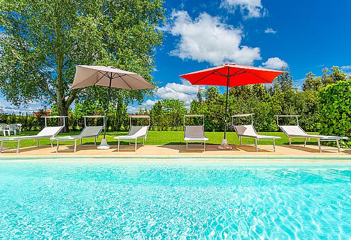 Private pool, terrace, and garden . - Villa Rossa . (Fotogalerie) }}