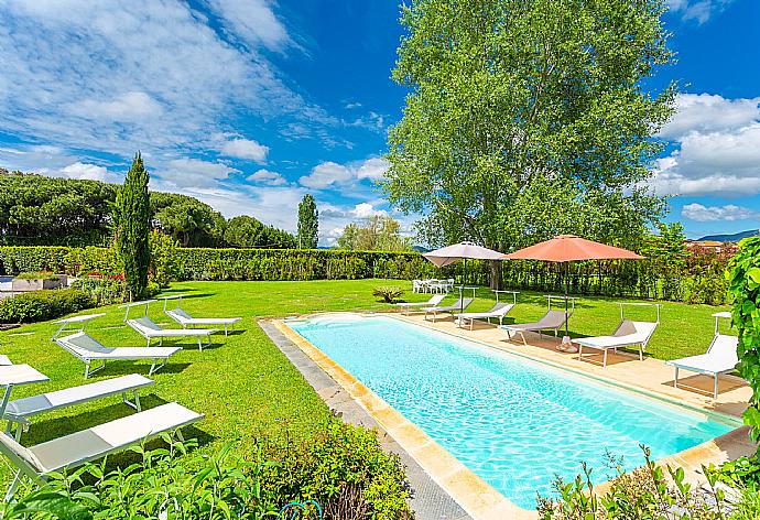 Private pool, terrace, and garden . - Villa Rossa . (Galerie de photos) }}