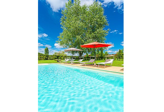 Private pool, terrace, and garden . - Villa Rossa . (Fotogalerie) }}