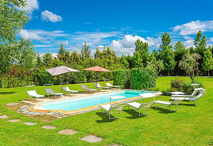 Private pool, terrace, and garden . - Villa Rossa . (Galerie de photos) }}