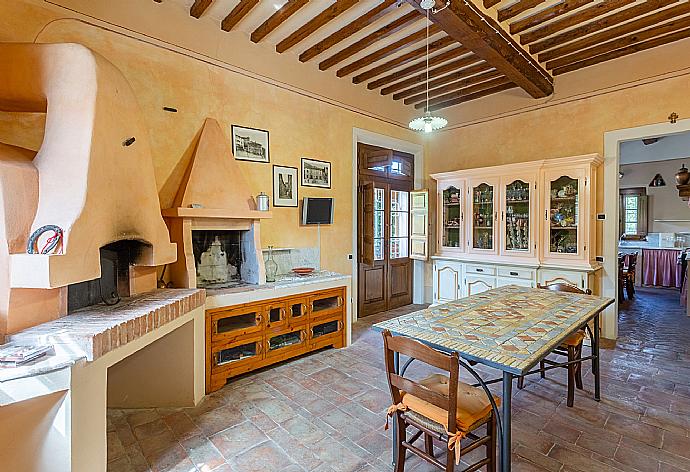 Dining room with wood-fired oven . - Villa Rossa . (Photo Gallery) }}